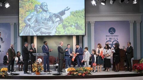 Família dedicada como Missionários para a Suíça no Conselho de Fim de Ano da Conferência Geral de 2023