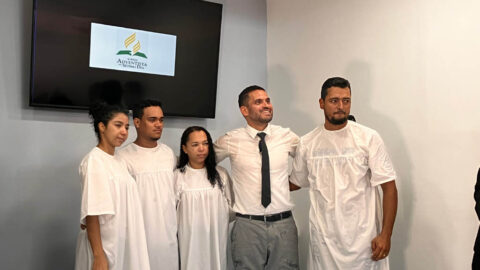 Festa em Quarteira: Seis pessoas confirmam a fé em Jesus através do baptismo!