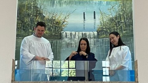 Batismos na Igreja de Santarém: Um Casal Encontra Redenção e Esperança em Cristo