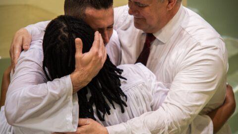 Poder transformador da Bíblia e da oração leva casal ao batismo