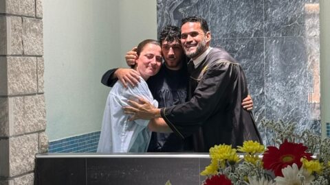 Casal Argentino Entrega a Vida a Jesus Através do Batismo na Igreja Adventista de Lagoa
