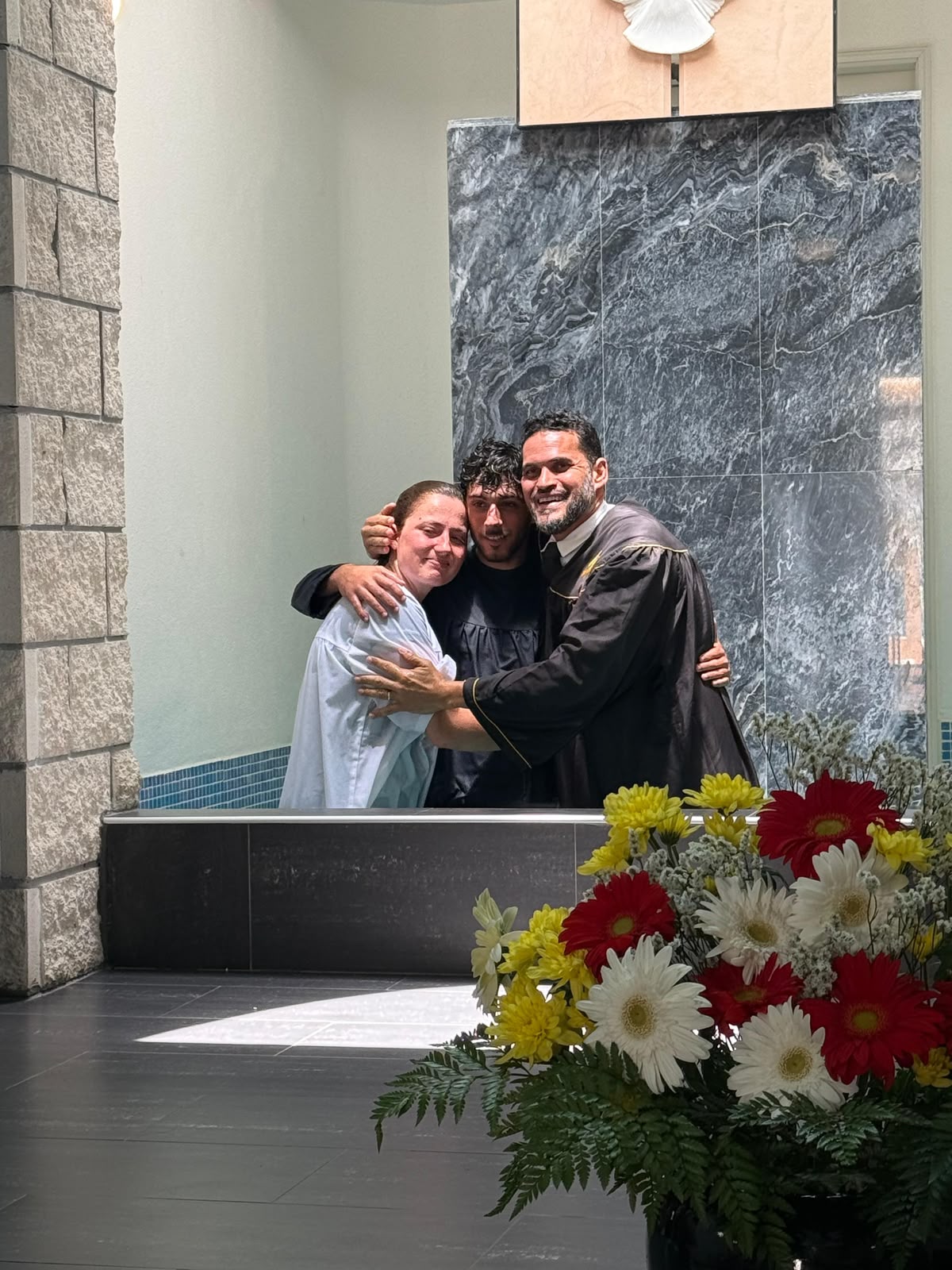 Casal Argentino Entrega a Vida a Jesus Através do Batismo na Igreja Adventista de Lagoa
