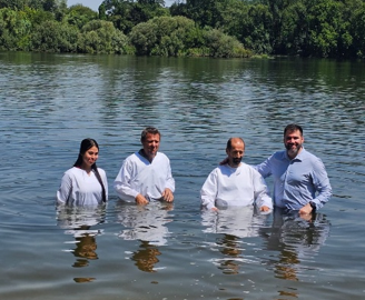 Há um Rio Cristalino: três batismos em plena natureza