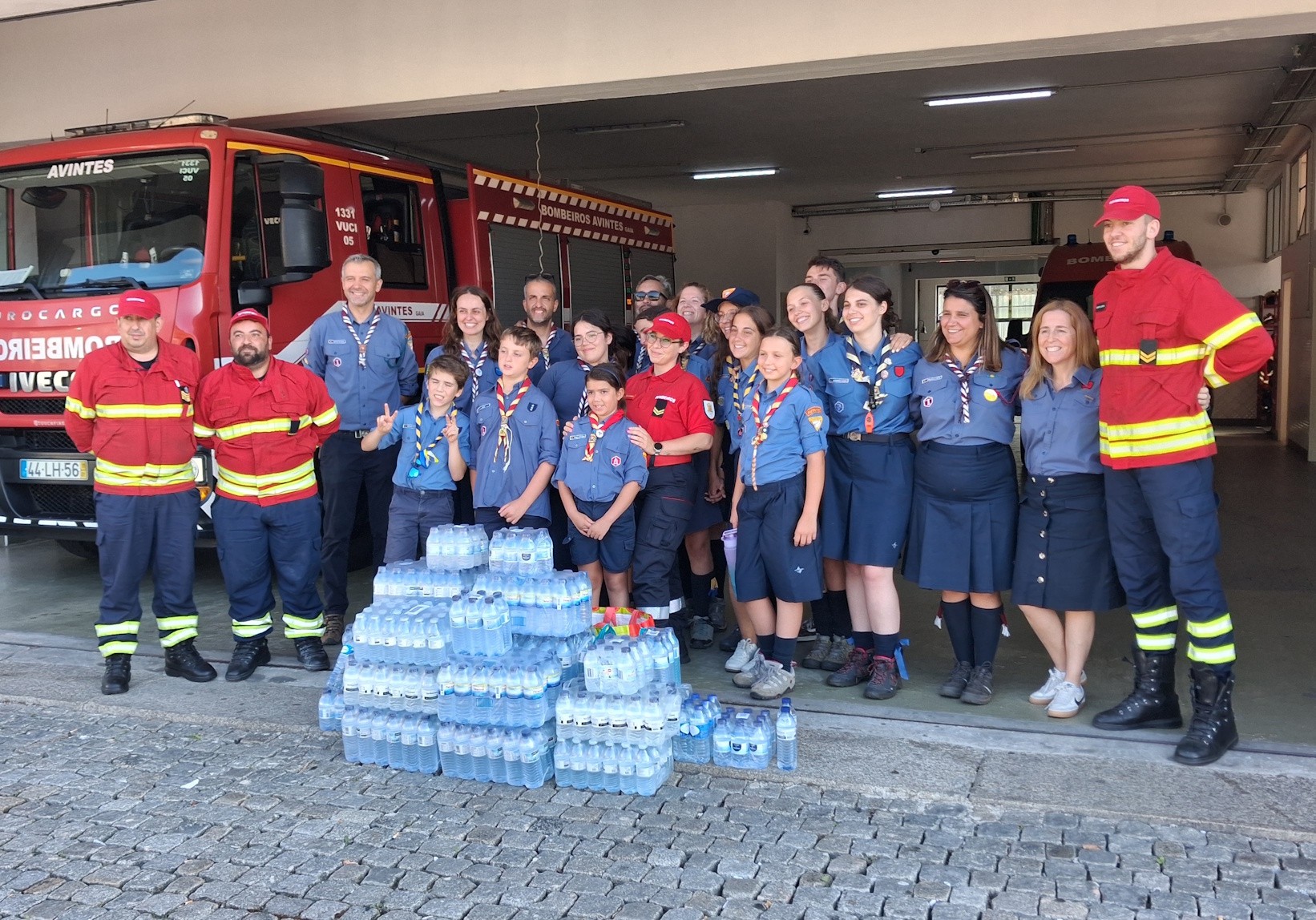 Entrega de água aos Bombeiros Voluntários